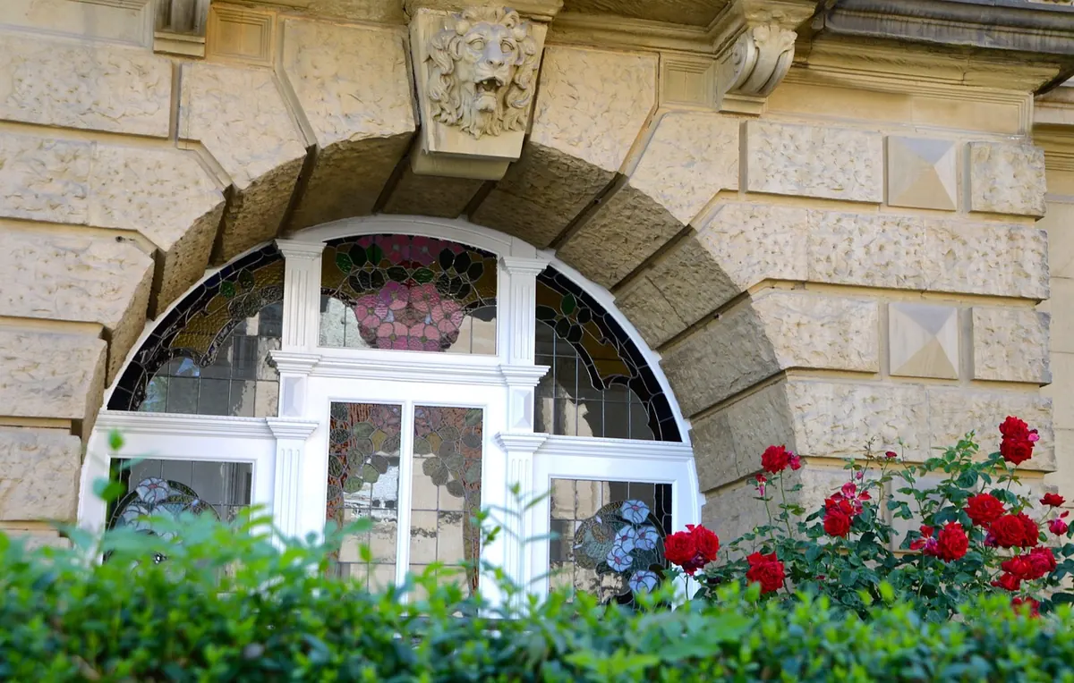 William Morris vs Art Nouveau: Comparing Two Motif Languages